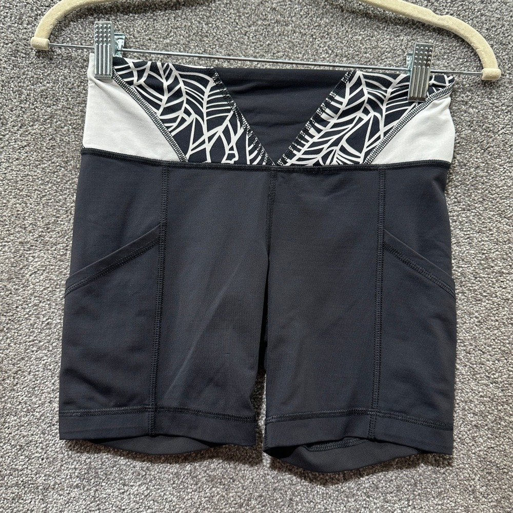 Lululemon Dart & Dash Bike Shorts‎ Women 4 Black White Palm Print Side Pockets